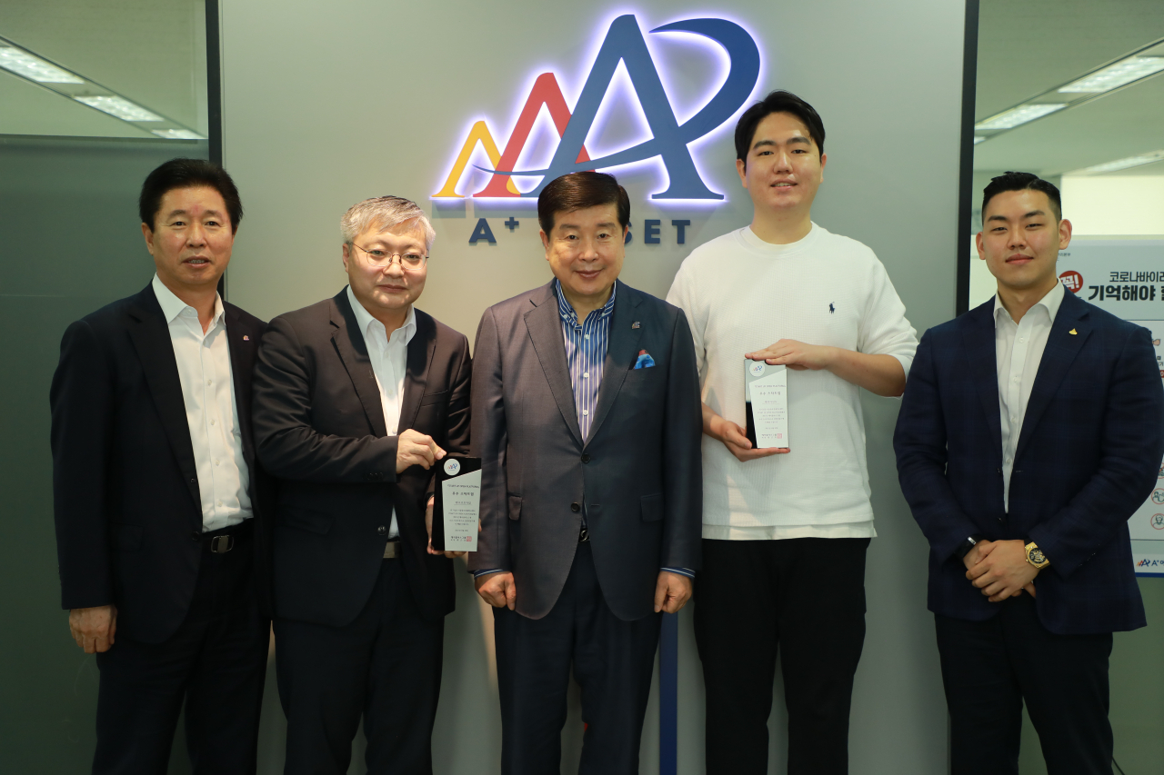 (좌측부터) 이종성 AAI헬스케어 대표, 이대호 원소프트 대표, 곽근호 에이플러스에셋 회장, 신윤제 케어마인드 대표, 이창훈 원소프트 공동대표