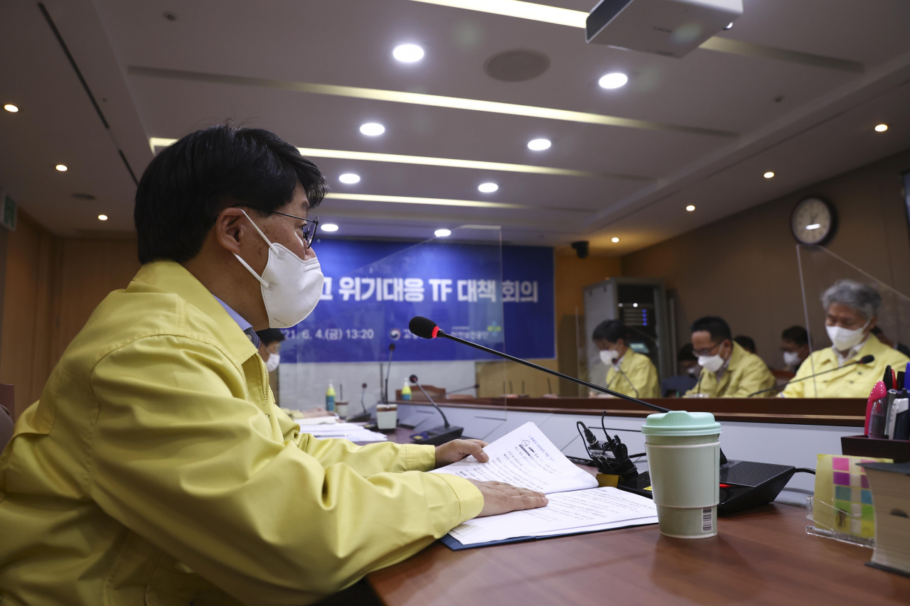 안경덕 고용노동부 장관이 4일 오후 서울 중구 서울지방고용청에서 열린 산재사망사고 위기대응 TF 대책 회의에서 발언하고 있다. [연합]