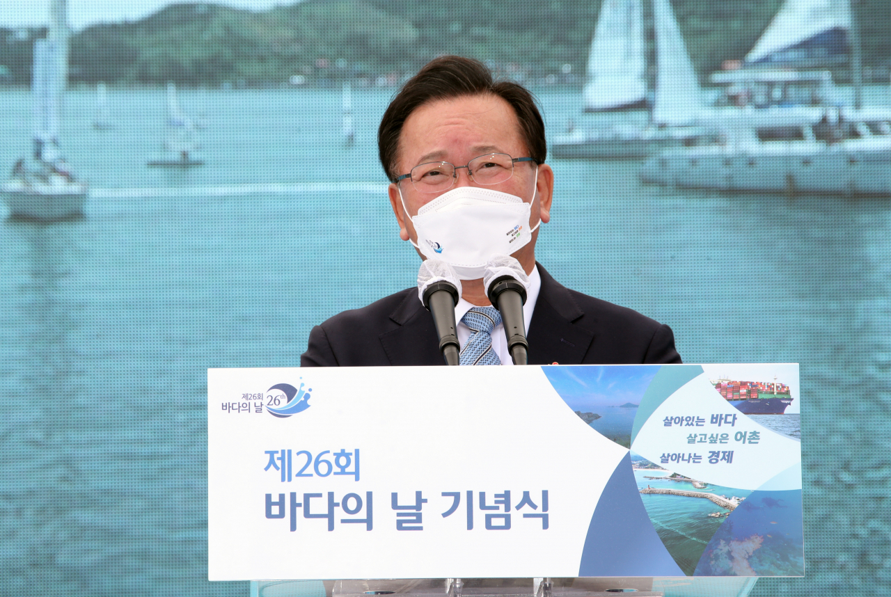 김부겸 국무총리가 4일 경남 거제 지세포해양공원에서 열린 '제26회 바다의 날 기념식'에 참석해 기념사를 하고 있다.[연합]
