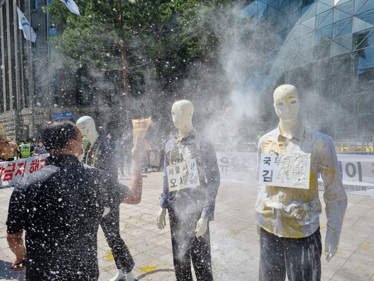 한국유흥음식업중앙회·한국단란주점업중앙회·한국콜라텍협회 회원들이 4일 오후 서울 중구 서울시청 앞에서 집합금지 해제 등을 촉구하는 기자회견을 하고 있다. 한 회견 참가자가 ‘김부겸 국무총리’ 등의 팻말을 붙여 놓은 마네킹에 밀가루를 뿌리고 계란을 던지는 퍼포먼스를 하고 있다. 주소현 기자/addressh@heraldcorp.com