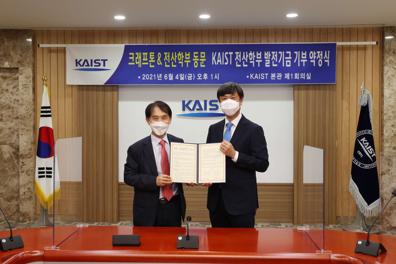 크래프톤과 크래프톤의 전·현직 구성원이 개발 인재 양성을 위해 KAIST에 110억원을 기부한다. 4일 대전 유성구 KAIST 본관에서 열린 기부 약정식에는 이광형 KAIST 총장(왼쪽), 장병규 크래프톤 의장 등이 참석했다. [크래프톤]