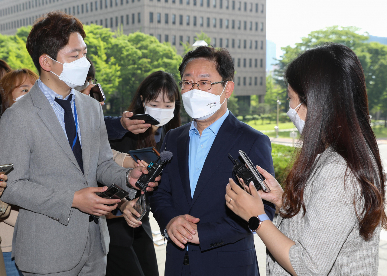 박범계 법무부 장관이 4일 오전 정부과천청사 법무부로 출근하며 검찰 인사 관련 취재진의 질문에 답하고 있다. [연합]