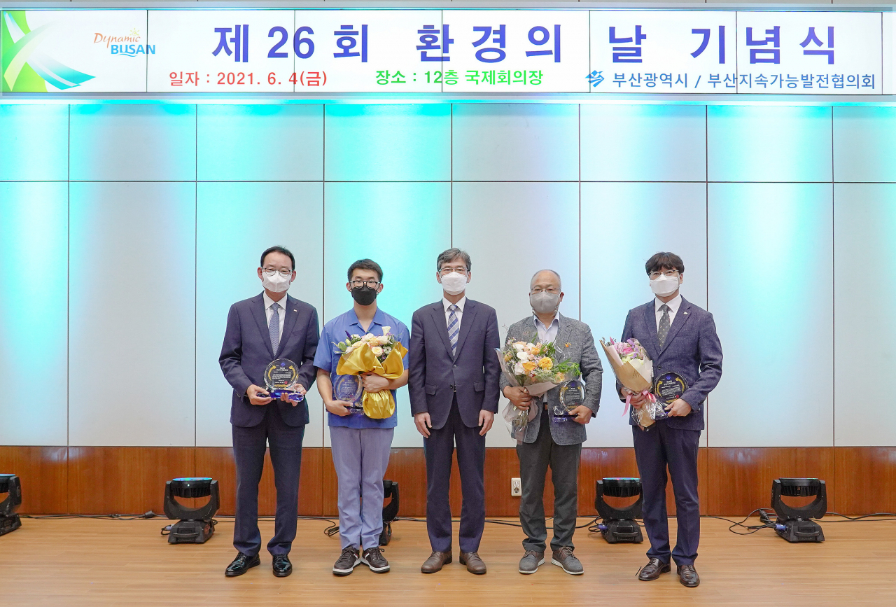 BNK부산은행이 4일, 부산시청에서 열린 ‘제26회 환경의 날’ 기념식에서 부산녹색환경상 대상을 수상했다. (사진 왼쪽에서 첫번째 BNK부산은행 명형국 여신운영그룹장) [부산은행 제공]