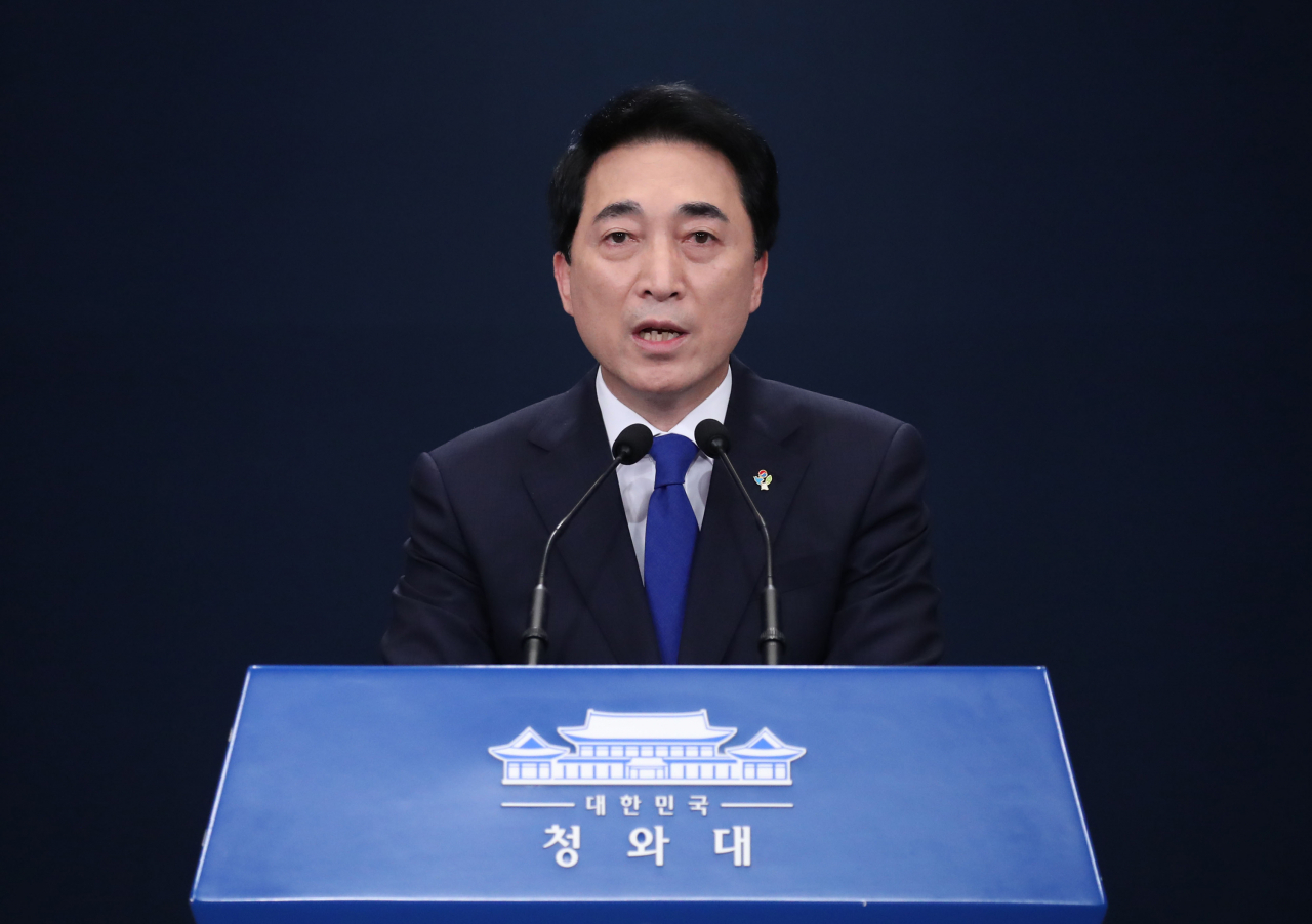 박수현 청와대 국민소통수석이 4일 오후 청와대 춘추관 대브리핑룸에서 문재인 대통령의 이성용 공군참모총장 사의 수용 관련 브리핑을 하고 있다. [연합]