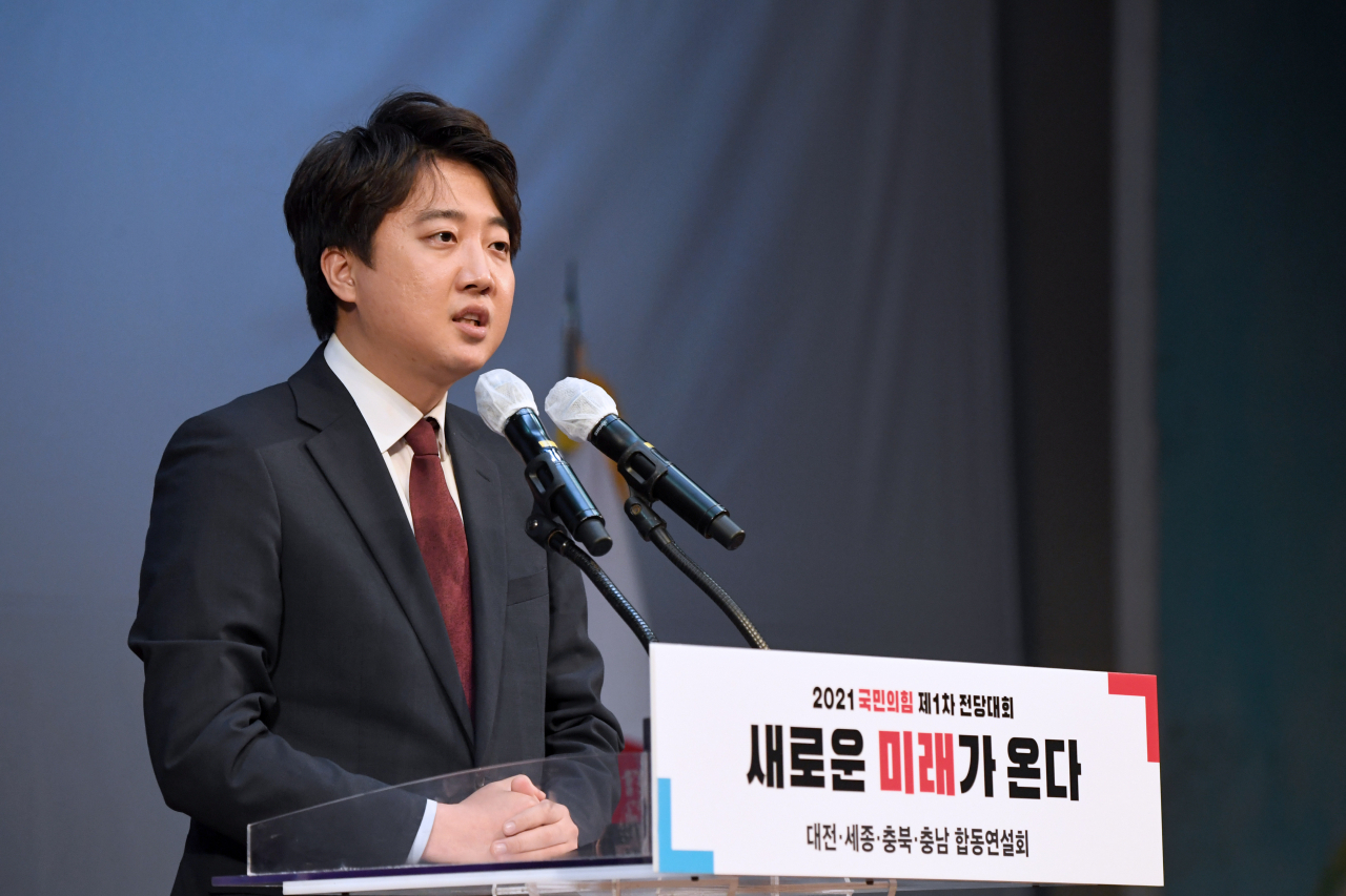 [사진=4일 오후 대전시 서구 KT대전인재개발원에서 열린 국민의힘 제1차 전당대회 충청권 합동연설회에서 이준석 당대표 후보가 지지를 호소하고 있다. 연합뉴스]