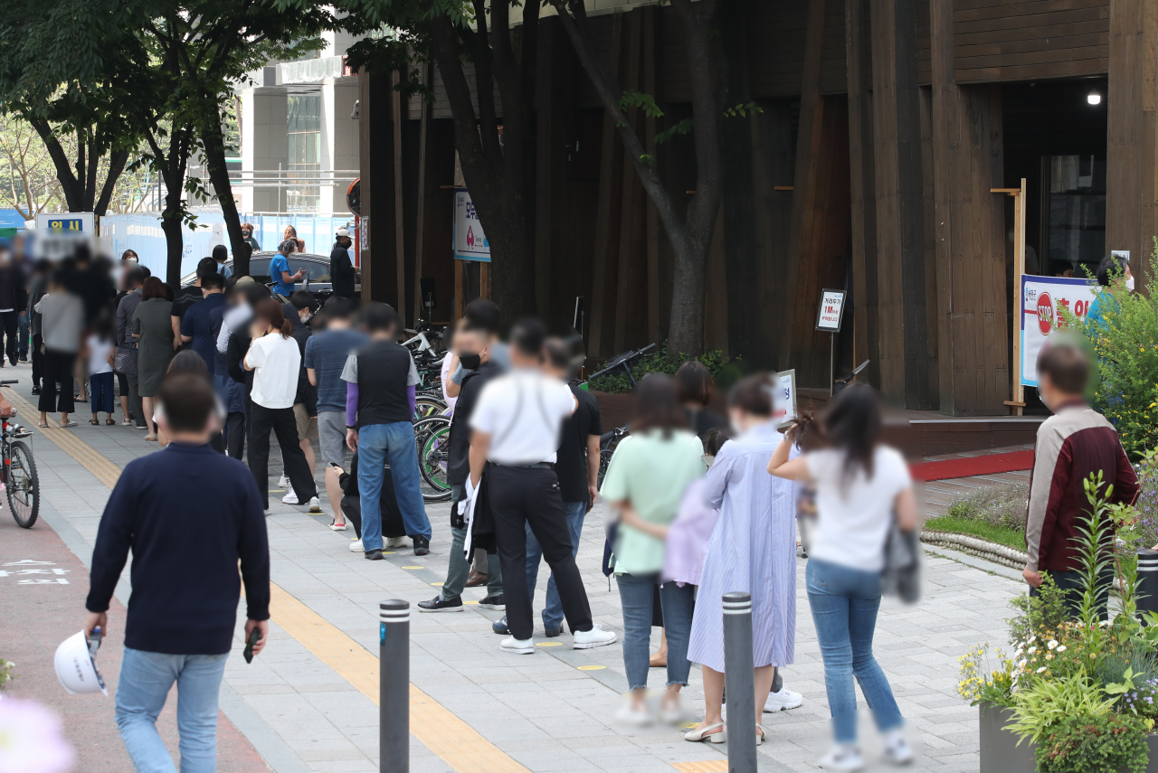 [사진=서울 송파구 보건소 선별진료소에서 시민들이 신종 코로나바이러스 감염증(코로나19) 검사를 대기하고 있다. 연합뉴스]