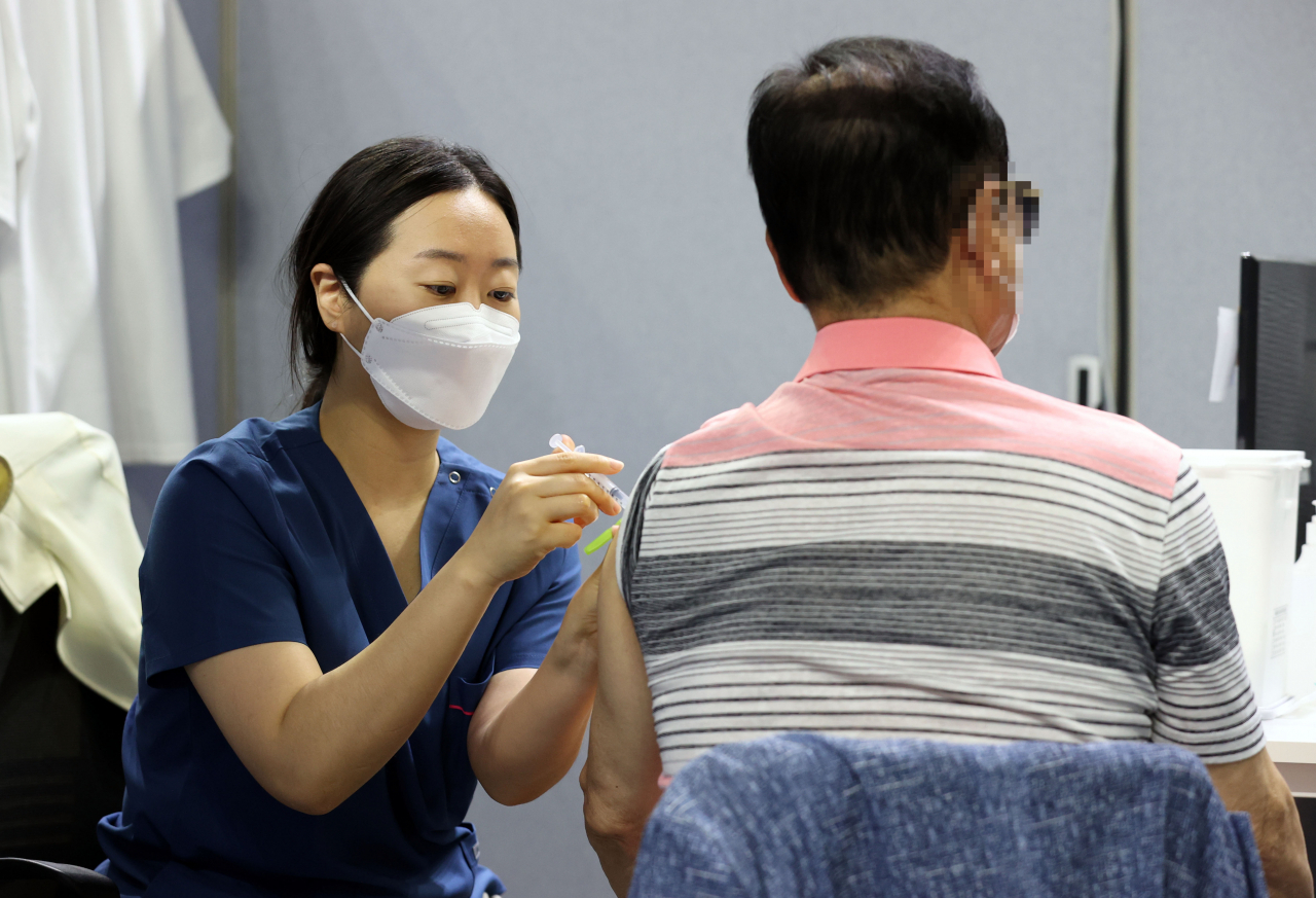 4일 서울 동작구 사당종합체육관에 마련된 신종 코로나바이러스 감염증(코로나19) 예방접종센터에서 시민들이 백신 접종을 받고 있다.[연합]