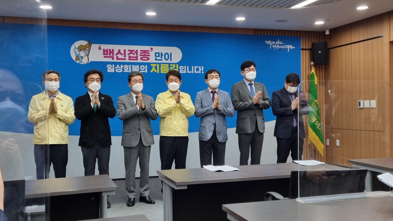 대구시, 대구시의사회 등 관계자들이 지난달 31일 대구시청에서 코로나19 백신 접종 촉구 공동 담화문을 발표한 뒤 시민들에게 백신 접종 참여를 호소하고 있다. 채홍호 행정부시장(왼쪽부터), 민복기 대구시의사회 부회장, 차순도 메디시티협의회장, 권영진 대구시장, 김신우 감염병관리지원단장, 정홍수 대구시의사회장, 이중정 이상반응전문가위원장.[사진=김병진 기자]