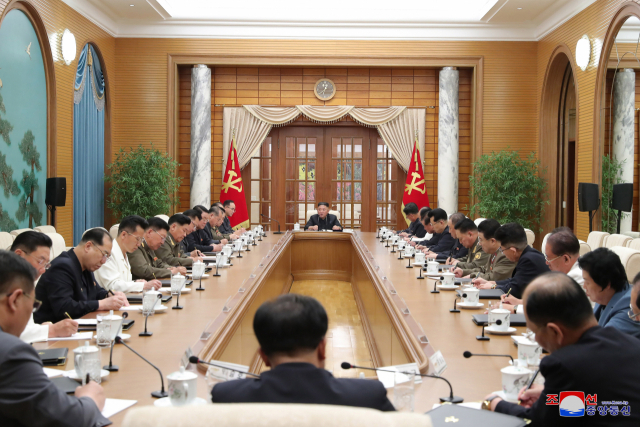 북한 조선중앙통신은 "당 중앙위원회 제8기 제1차 정치국 회의가 6월 4일 당 중앙위원회 본부청사에서 진행됐다"며 "김정은 동지께서 회의를 사회하셨다"고 5일 보도했다. [연합]