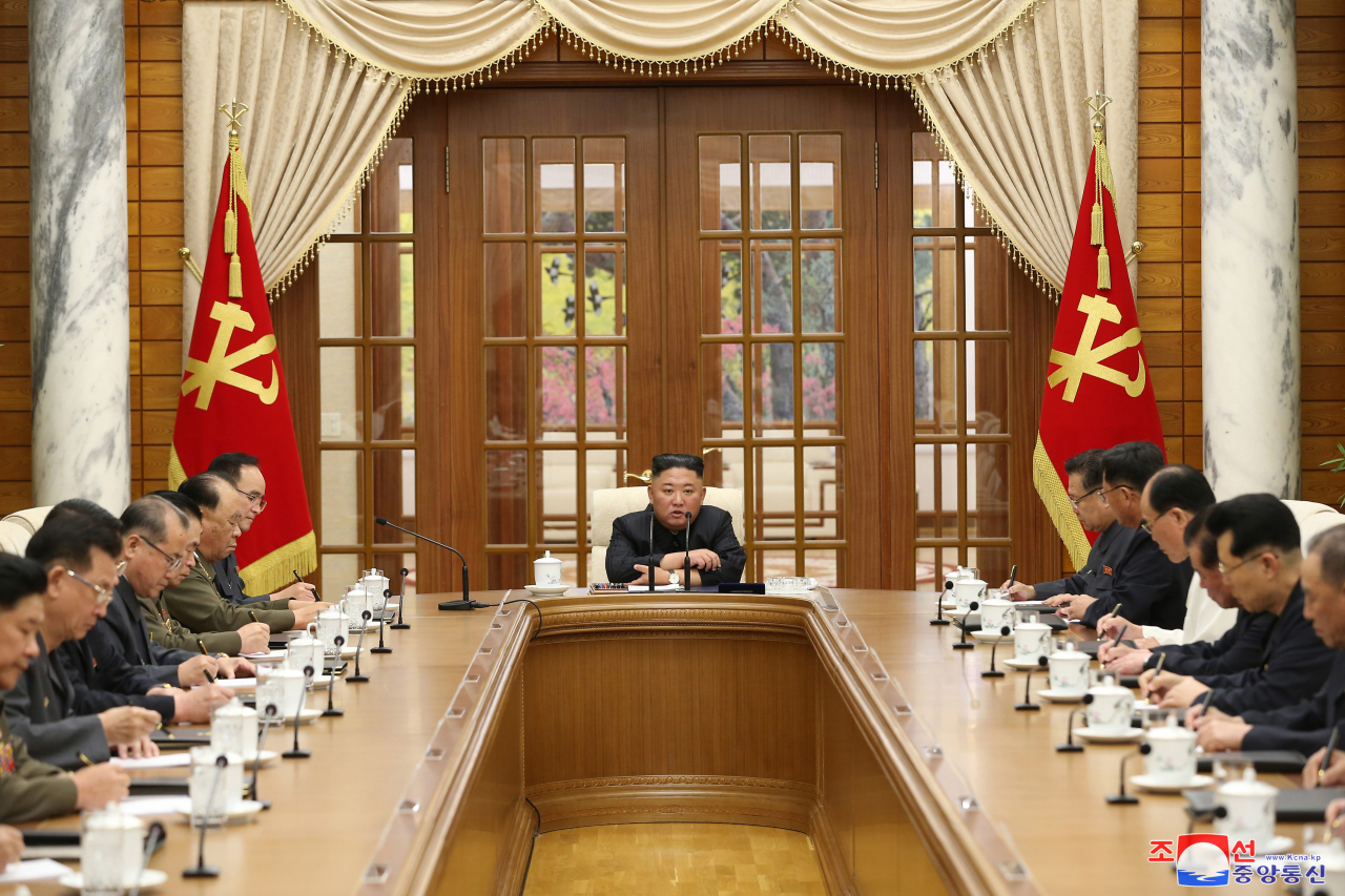 북한 조선중앙통신은 "당 중앙위원회 제8기 제1차 정치국 회의가 6월 4일 당 중앙위원회 본부청사에서 진행됐다"며 "김정은 동지께서 회의를 사회하셨다"고 5일 보도했다. [연합]