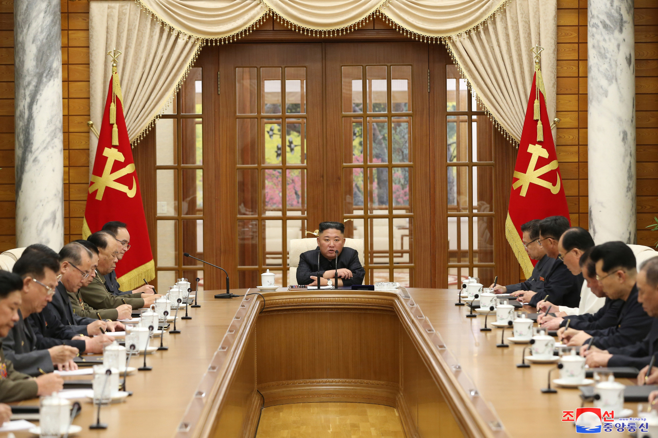 <YONHAP PHOTO-1851> 북한 노동당 정치국회의…김정은, 한 달만에 공개활동 (평양 조선중앙통신=연합뉴스) 북한 조선중앙통신은 "당 중앙위원회 제8기 제1차 정치국 회의가 6월 4일 당 중앙위원회 본부청사에서 진행됐다"며 "김정은 동지께서 회의를 사회하셨다"고 5일 보도했다. 2021.6.5 [국내에서만 사용가능. 재배포 금지. For Use Only in the Republic of Korea. No Redistribution] nkphoto@yna.co.kr/2021-06-05 06:39:02/ <저작권자 ⓒ 1980-2021 ㈜연합뉴스. 무단 전재 재배포 금지.>