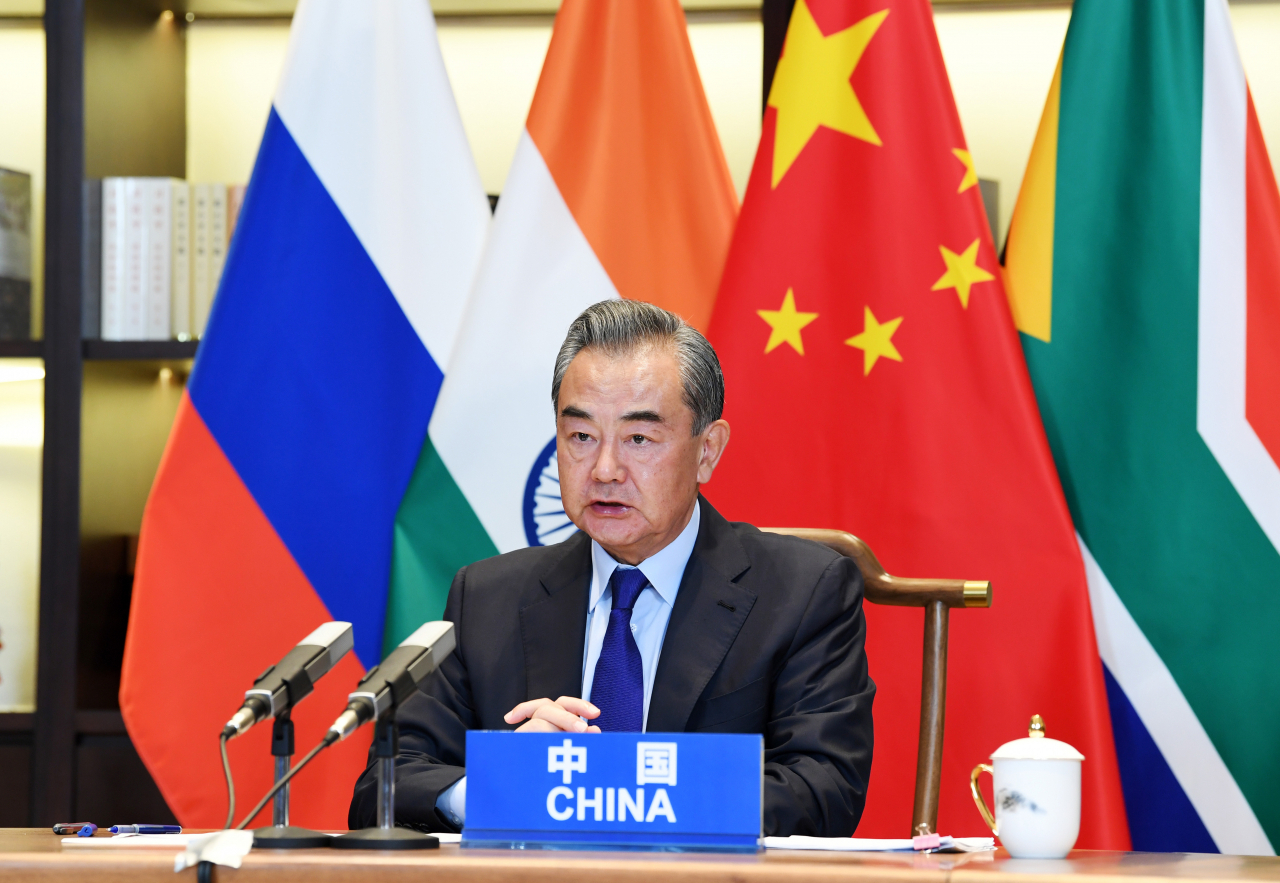 왕이 중국 외교부장이 1일 구이저우성의 구이양에서 신흥경제국 협력체인 브릭스(BRICS)를 구성하는 브라질, 러시아, 인도, 남아프리카공화국 외교장관들과 화상회의를 하고 있다. 연합뉴스