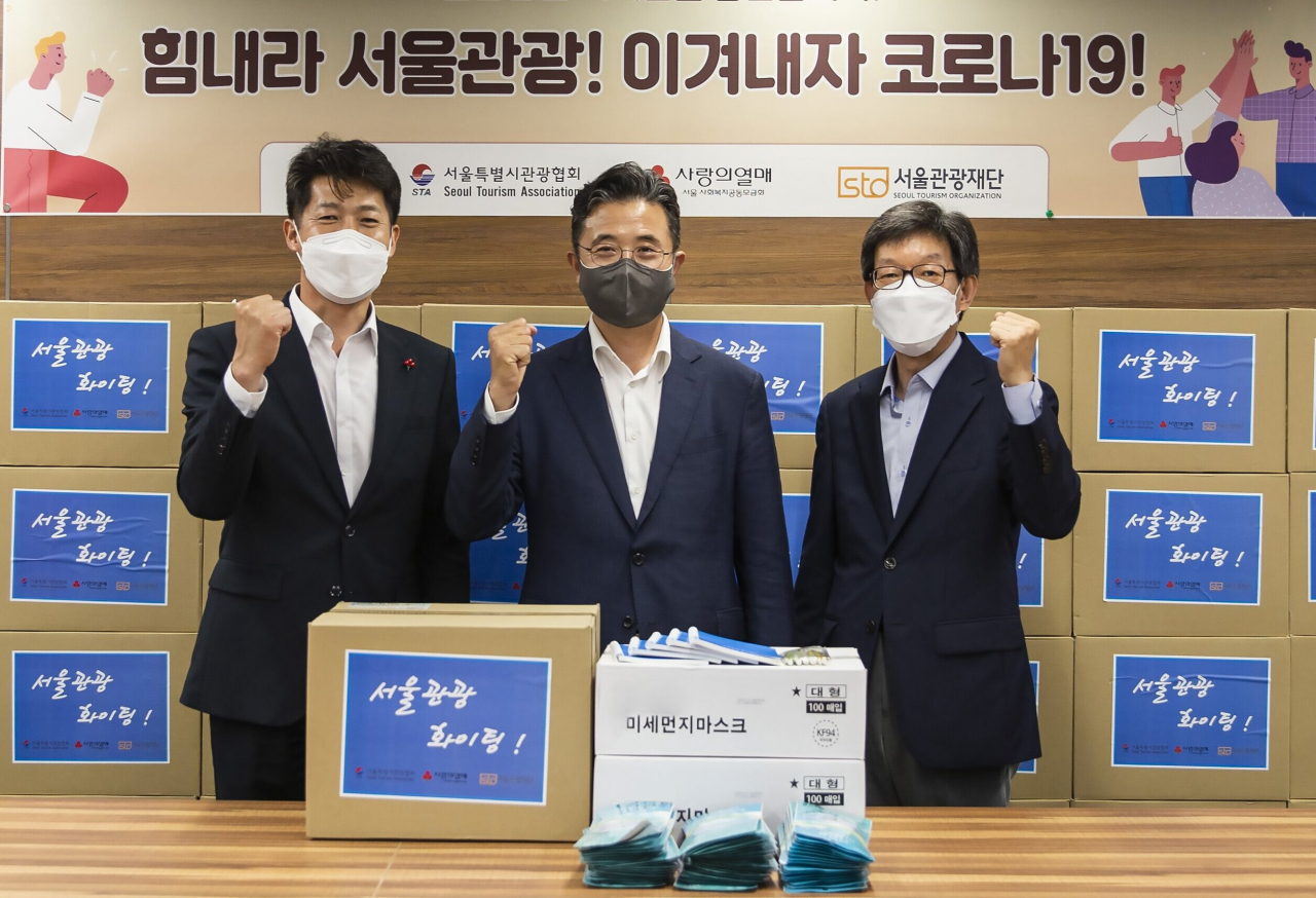 서울관광재단의 관광업계 현물 기부. 왼쪽부터 김진곤 사랑의열매 서울지회 사무처장, 주용태 재단 대표직대, 박정록 서울시관광협회 상근부회장.