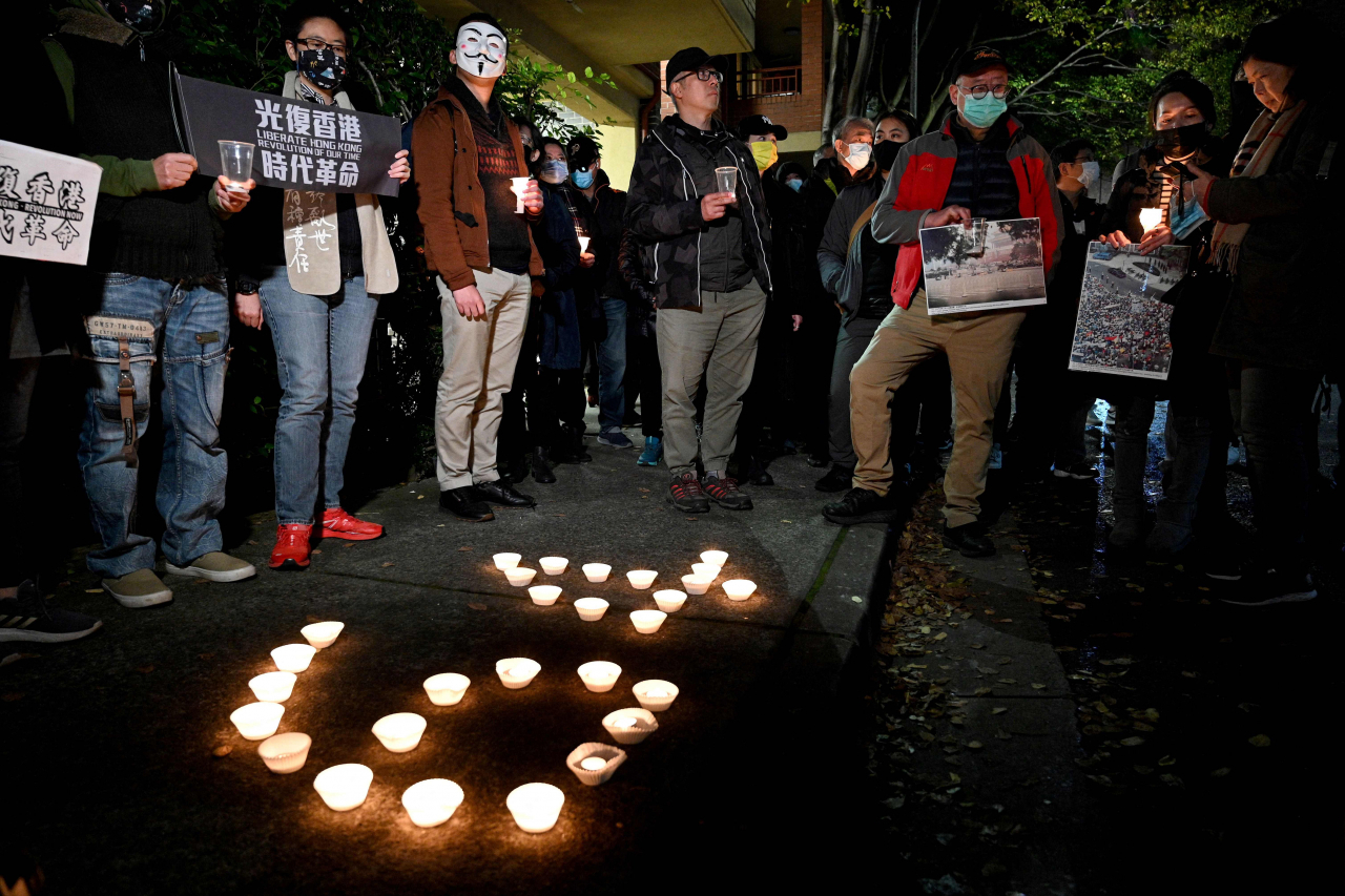 호주 시드니 중국 영사관 앞에서 4일(현지시간) '6·4 톈안먼 민주화 시위'(톈안먼 사태) 32주년을 맞아 추모 촛불집회가 열리고 있다. 톈안먼 사태는 1989년 6월 4일 민주화와 정치개혁을 요구하면서 베이징 톈안먼 광장에서 시위를 벌이던 대학생과 시민들을 중국 정부가 탱크와 장갑차를 동원해 무자비하게 유혈 진압한 것을 이른다. 연합뉴스