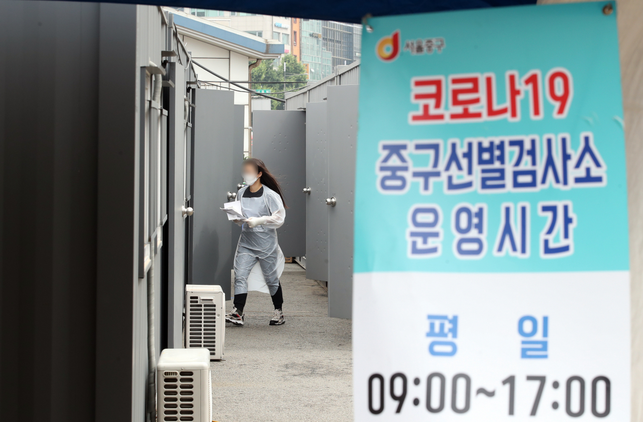5일 서울 중구 서울역에 설치된 신종 코로나바이러스 감염증(코로나19) 임시 선별검사소에서 의료진이 분주히 움직이고 있다. 연합뉴스