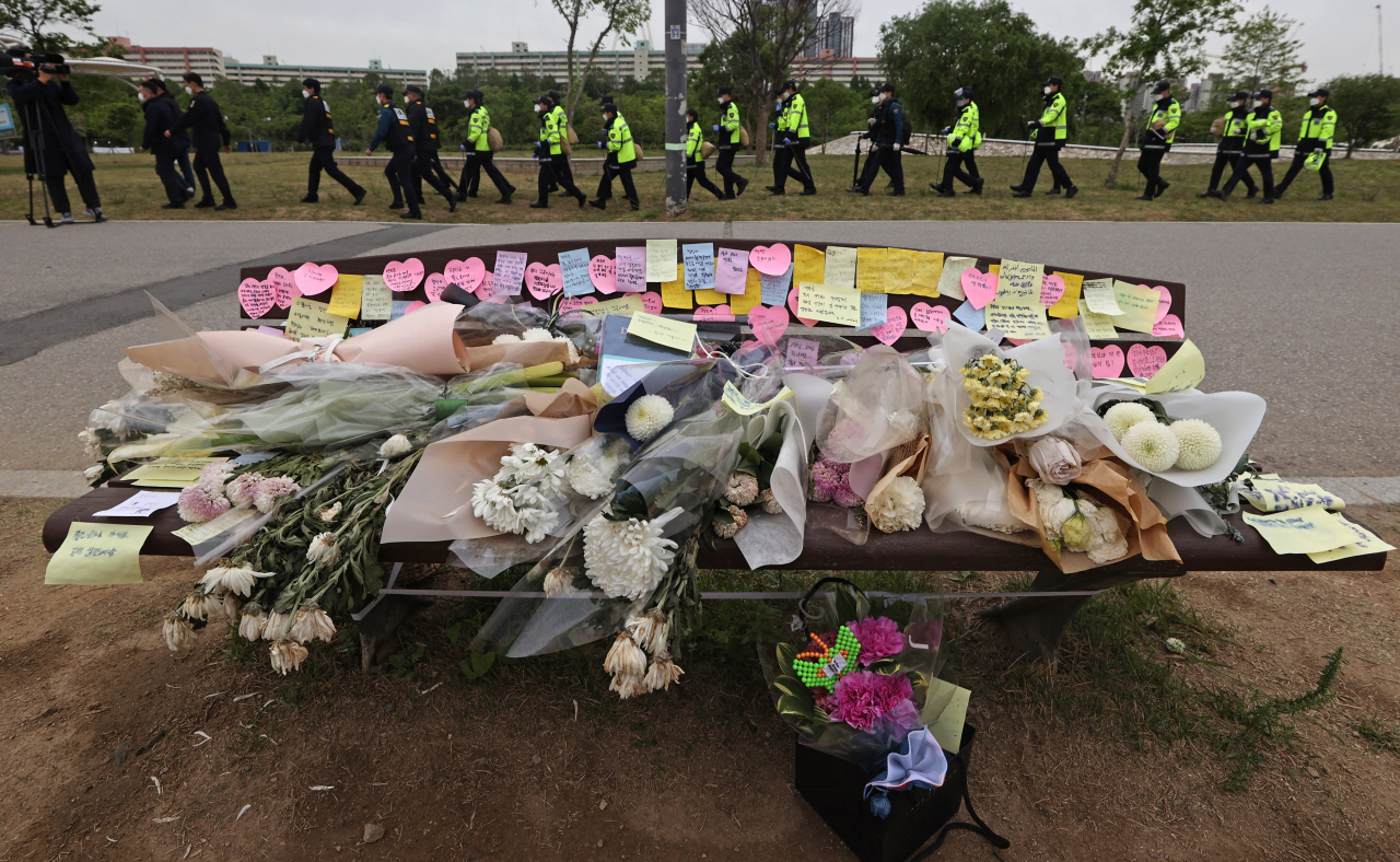 시민들이 반포한강공원 부근에 놓아둔 추모꽃. [연합]
