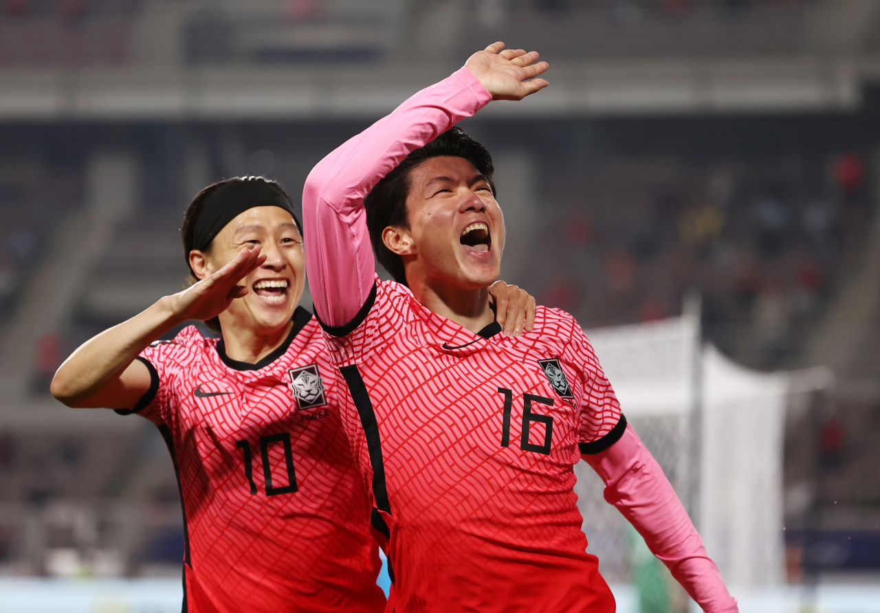 황의조가 5일 고양종합운동장에서 열린 카타르 월드컵 2차 예선 투르크메니스탄과 경기서 헤딩으로 선제골을 넣은 뒤 이재성과 기쁨을 나누고 있다. [연합]