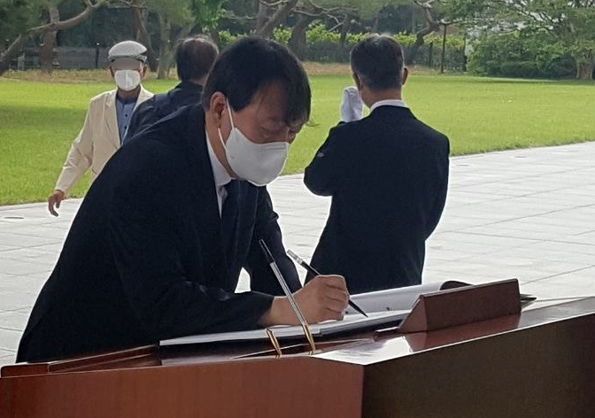 윤석열 전 검찰총장이 현충일을 하루 앞둔 5일 서울 동작구 국립서울현충원을 찾아 참배한 뒤 방명록을 쓰고 있다. [연합]