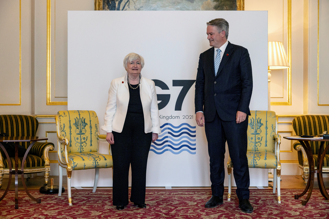영국 런던에서 5일(현지시간) G7 정상회의를 앞두고 열린 G7 재무장관 회의에서 만난 재닛 옐런 미 재무장관과 OECD 사무총장 머티어스 코먼.[로이터]