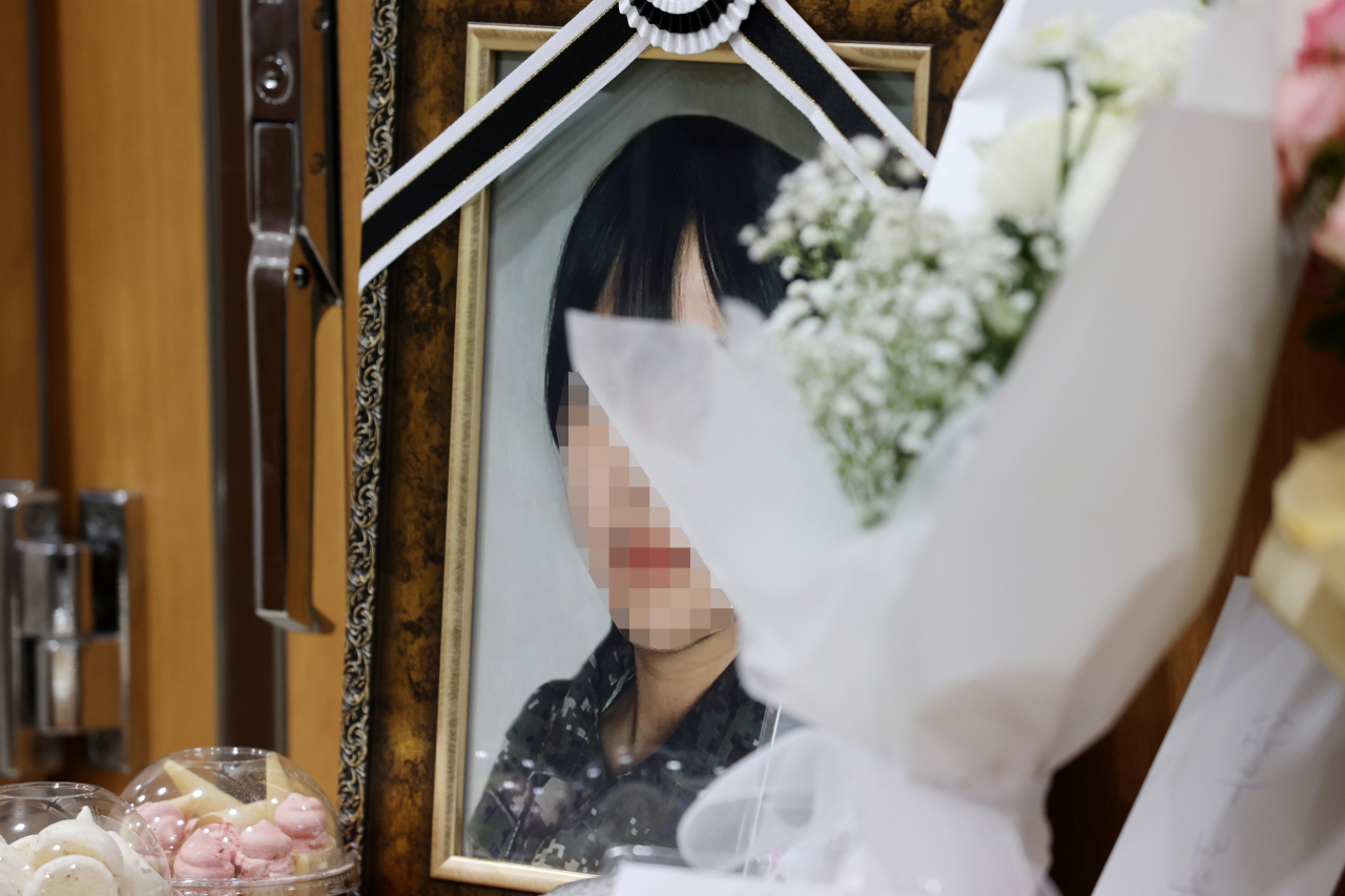 국군수도병원 장례식장 영안실에 남성 선임 부사관으로부터 성추행당한 피해 신고 뒤 극단적인 선택을 한 공군 여성 부사관의 영정이 놓여있다. [연합]