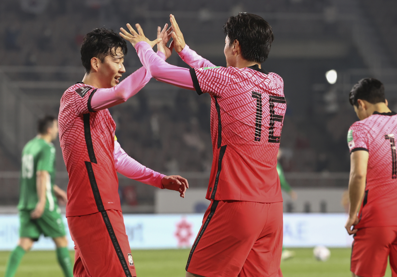 5일 오후 고양종합운동장에서 열린 카타르 월드컵 2차 예선 대한민국 대 투르크메니스탄 경기. 대한민국 황의조가 추가골을 넣은 후 손흥민과 함께 기뻐하고 있다. [연합]