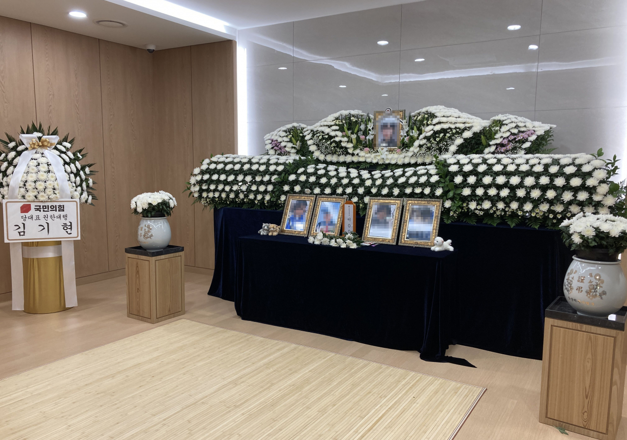 5일 오전 경기 성남시 국군수도병원에 마련된 고(故) 이모 중사의 분향소에 영정, 생전 사진들, 인형 등과 함께 조문객들이 헌화한 흰 국화들이 놓여 있다. 이 중사는 지난 3월 선임으로부터 성추행을 당했다며 신고한 뒤 두 달여 만인 지난달 22일 숨진 채 발견됐다. [연합]