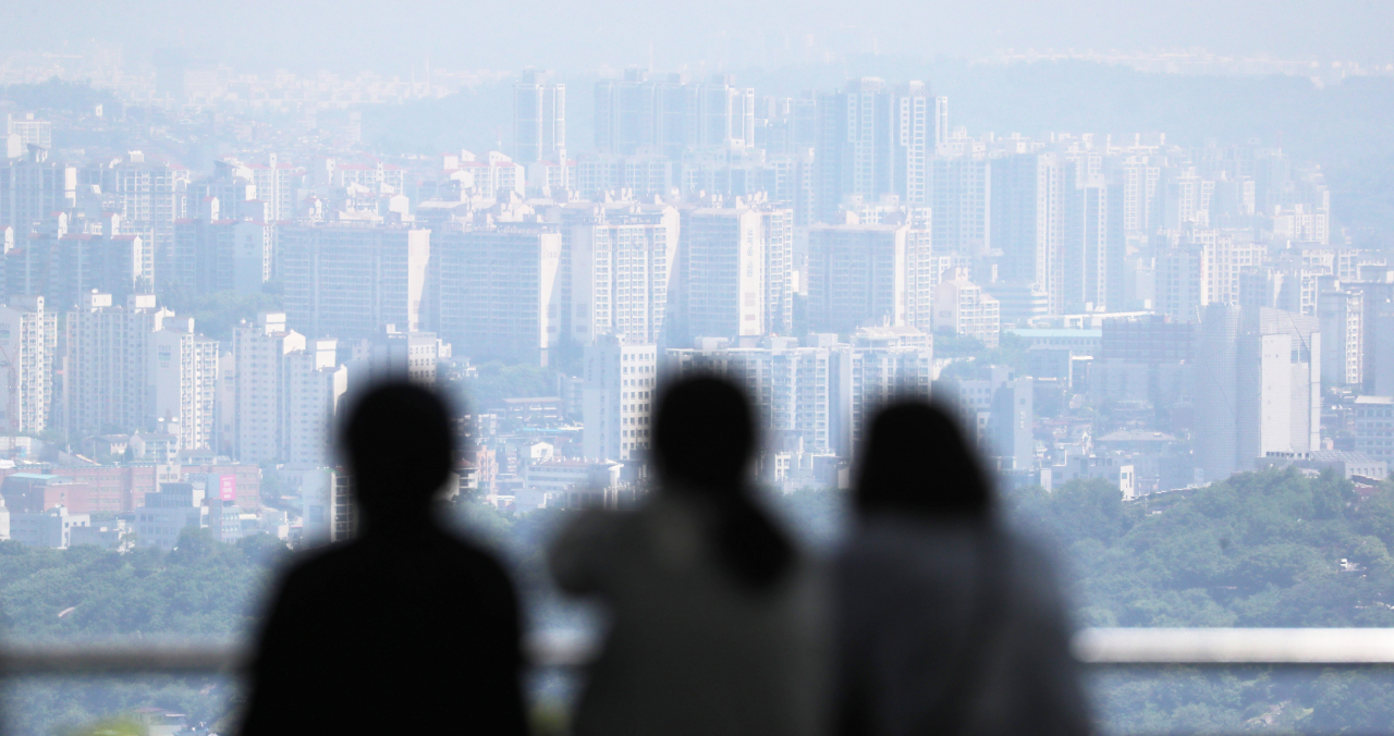 서울 남산에서 바라본 아파트 단지의 모습. [연합]