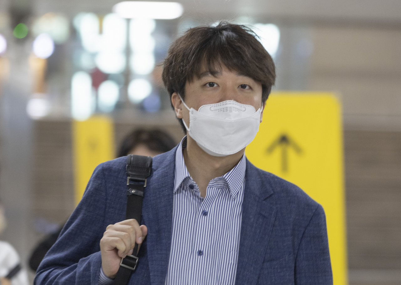 국민의힘 당대표 후보인 이준석 전 최고위원이 지난 5일 서울 청량리역에서 춘천행 ITX청춘열차 플랫폼으로 향하고 있다. [연합]