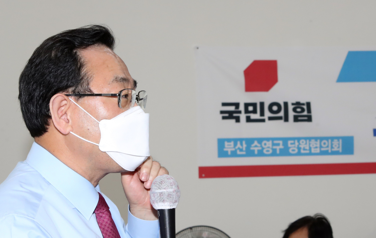 국민의힘 당권 주자인 주호영 후보가 5일 오후 부산 수영 당협 사무실에서 발언하고 있다. [연합]
