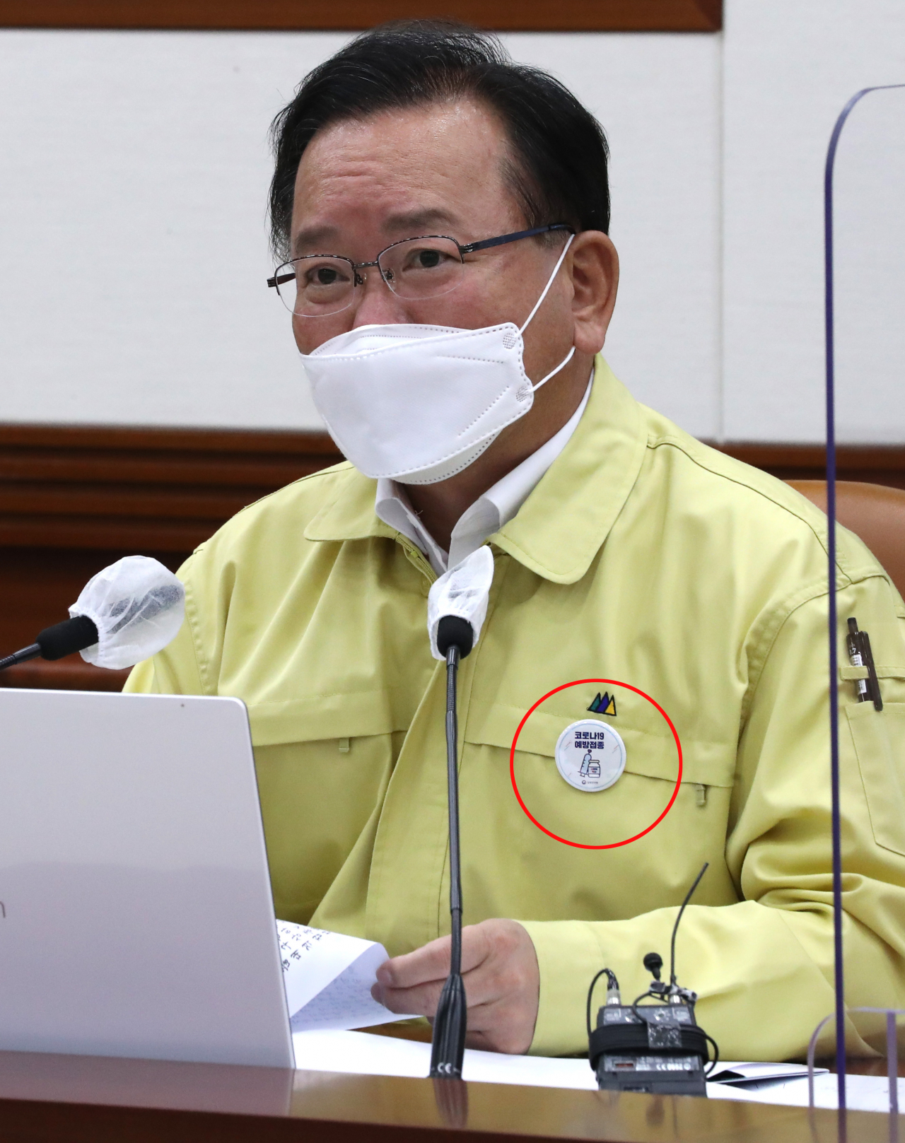 김부겸 국무총리가 6일 정부서울청사에서 열린 코로나19 대응 중앙재난안전대책본부(중대본) 회의에 백신접종 배지를 달고 이에 관해 발언하고 있다. [연합]