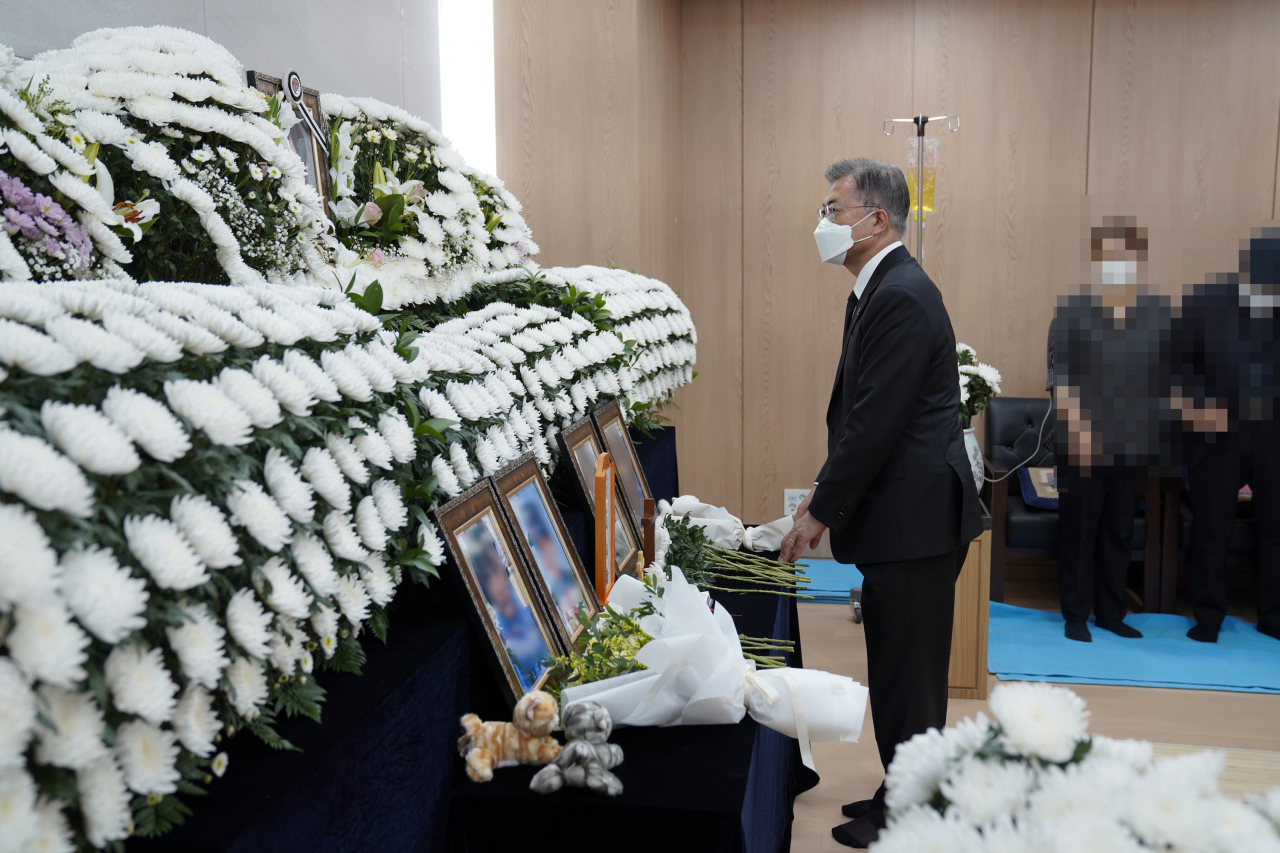 문재인 대통령이 6일 경기 성남시 국군수도병원에 마련된 공군 성추행 피해 부사관의 추모소를 찾아 조문하고 있다. [연합]