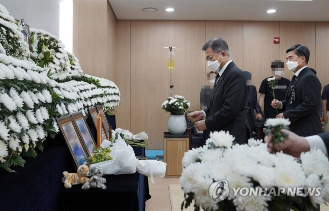 문재인 대통령이 6일 경기 성남시 국군수도병원에 마련된 공군 성추행 피해 부사관의 추모소를 찾아 조문하고 있다.[연합]