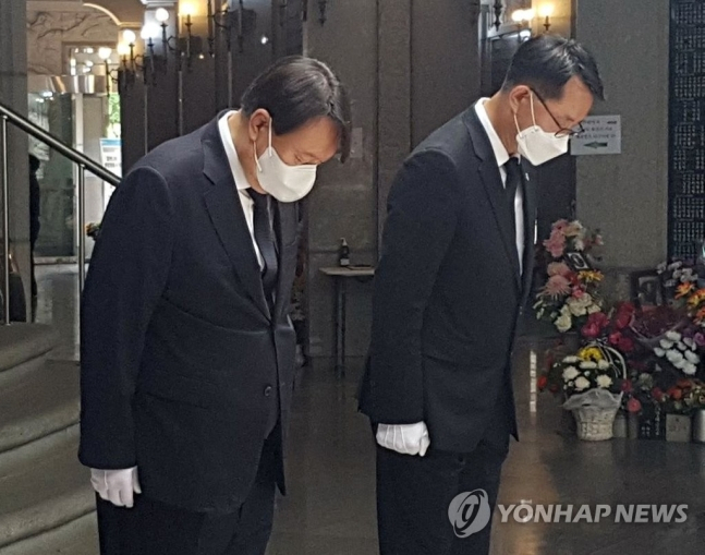 윤석열 전 검찰총장(왼쪽)이 5일 서울 동작구 국립서울현충원을 찾아 호국영령 무명용사비를 참배하고 있다[연합]