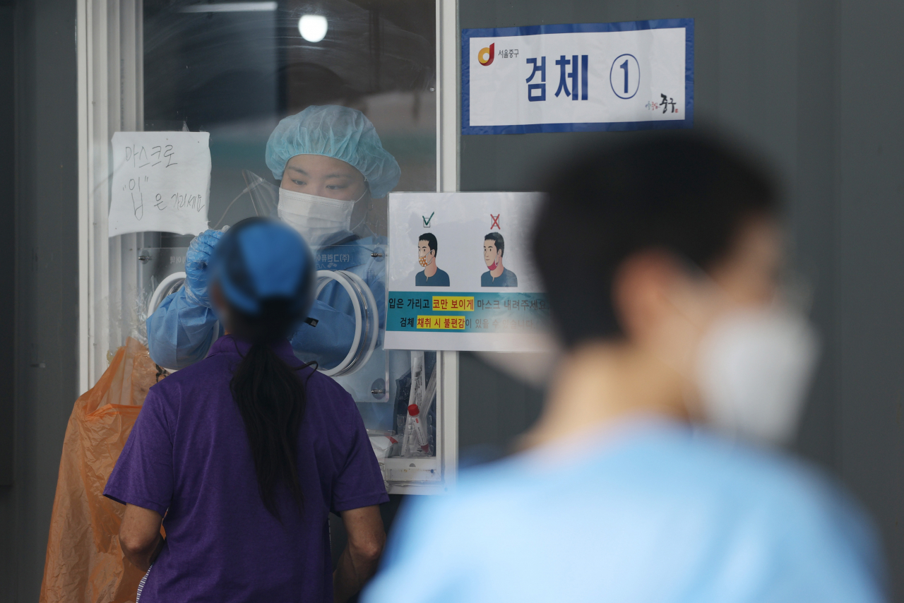 6일 오전 서울역 광장에 마련된 임시선별검사소에서 의료진이 검체 채취를 하고 있다. [연합]