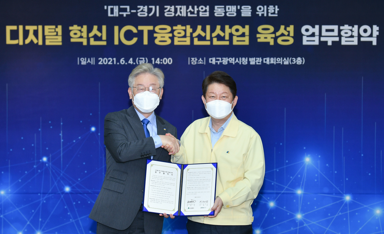 권영진 대구시장(오른쪽)과 이재명 경기지사는 지난 4일 ICT융합신산업 육성을 위한 업무협약을 체결했다.[대구시 제공]
