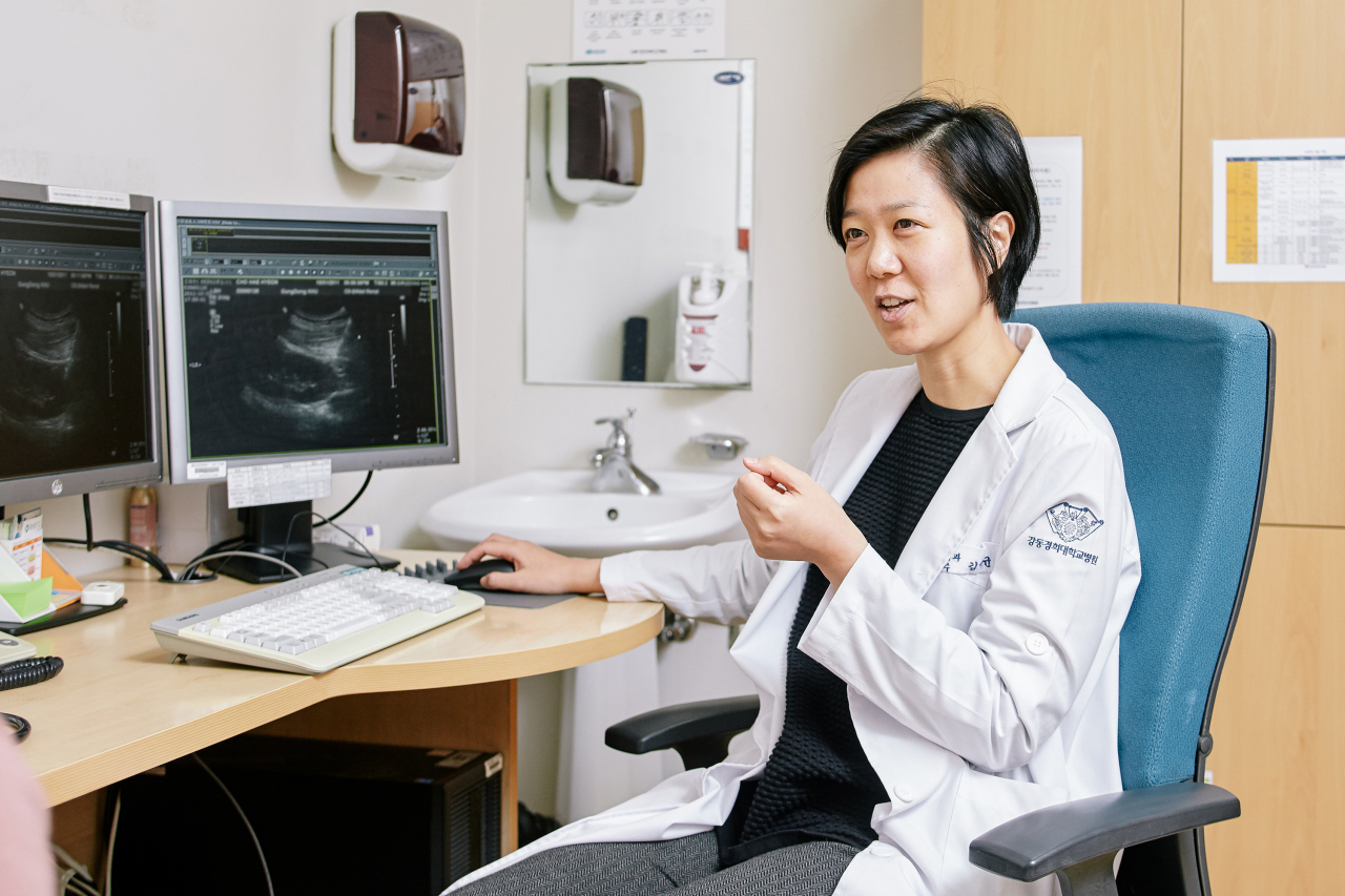 만성 콩팥병의 주된 세 가지 원인은 당뇨병, 고혈압, 만성 사구체염이며, 특히 당뇨에 의한 경우가 전체의 40% 이상을 차지합니다. 당뇨병으로 인해 신장이 장기간 고혈당에 노출되면 이로 인해 사구체가 손상되며 염증반응이 생겨 신장을 손상시킵니다. 잘 조절되지 않은 고혈압도 콩팥 사구체 모세혈관에 압력을 가해 사구체를 손상시키는데, 고혈압 환자 10명 중 2명은 콩팥 기능 저하가 나타납니다.