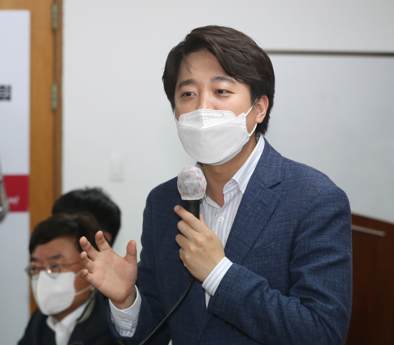 이준석 국민의힘 당 대표 후보가 6일 오후 울산시 남구 국민의힘 울산시당사를 방문해 당원들과 간담회를 하고 있다. [연합]