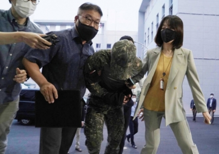 극단적 선택을 한 공군 중사를 성추행한 혐의를 받는 장 모 중사가 지난 2일 저녁 구속영장실질심사를 받기 위해 국방부 보통군사법원에 압송되고 있다. 군사보통법원은 이날 장 중사에 대한 구속영장을 발부했다. [연합]
