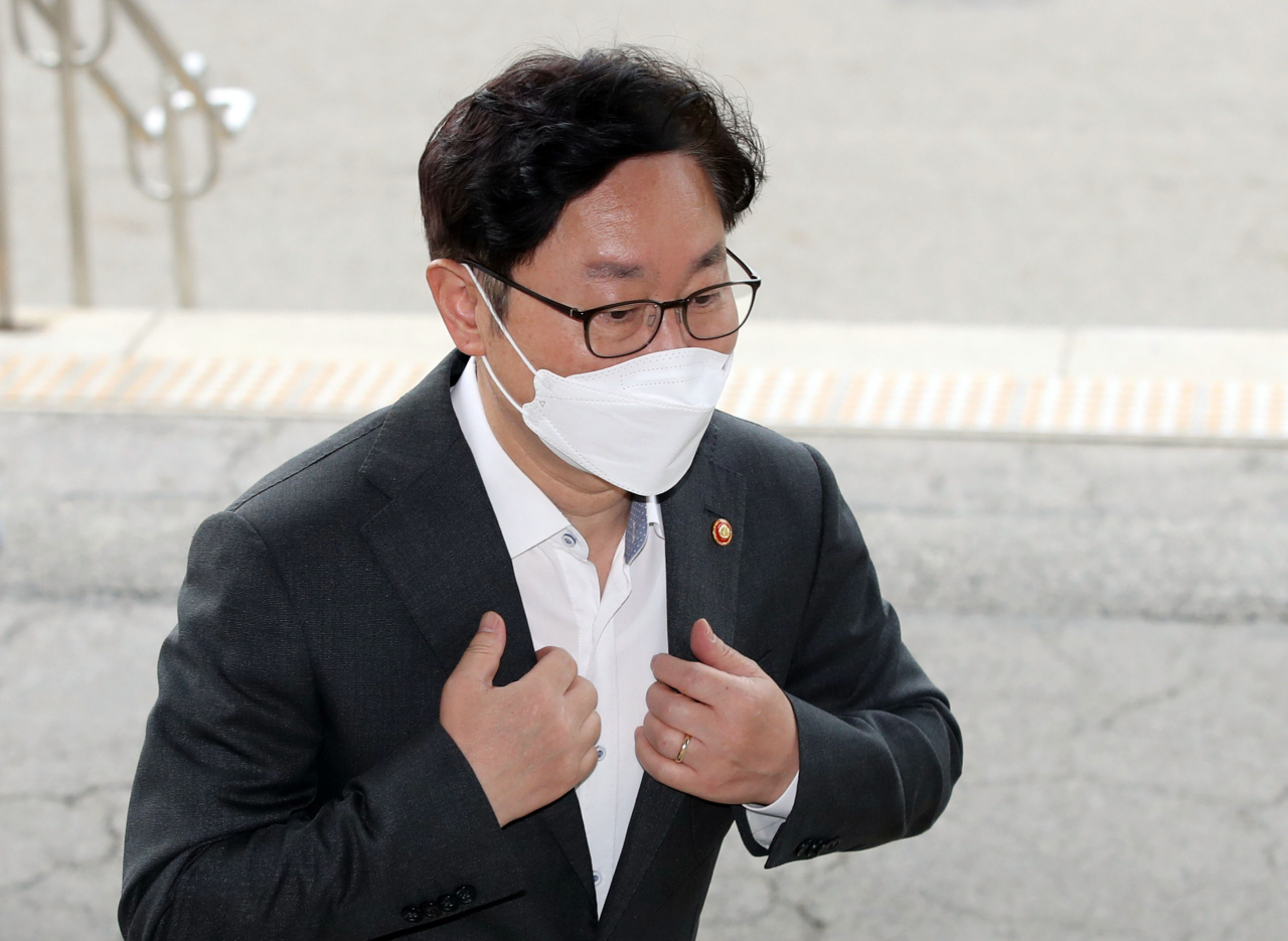 박범계 법무부 장관이 7일 오전 정부과천청사로 출근하고 있다. [연합]