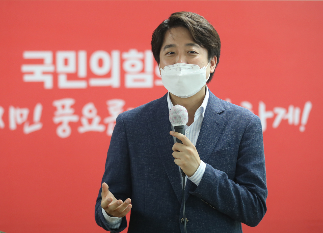 이준석 국민의힘 당 대표 후보가 6일 오후 울산시 남구 국민의힘 울산시당사를 방문해 당원들과 간담회를 하고 있다. [연합]