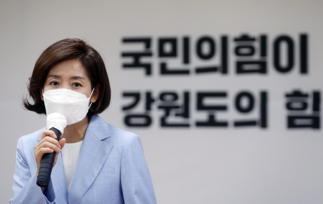 나경원 국민의힘 당 대표 후보가 지난 6일 오후 춘천시 국민의힘 강원도당사에서 당원들과 간담회를 하고 있다. [연합]