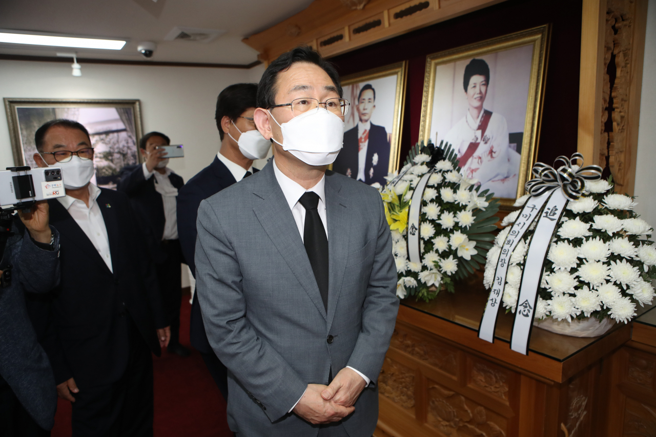 국민의힘 당권주자인 주호영 의원이 6일 경북 구미시 상모동에 있는 박정희 전 대통령의 생가를 찾아 사진 등 자료를 살펴보고 있다. [연합]