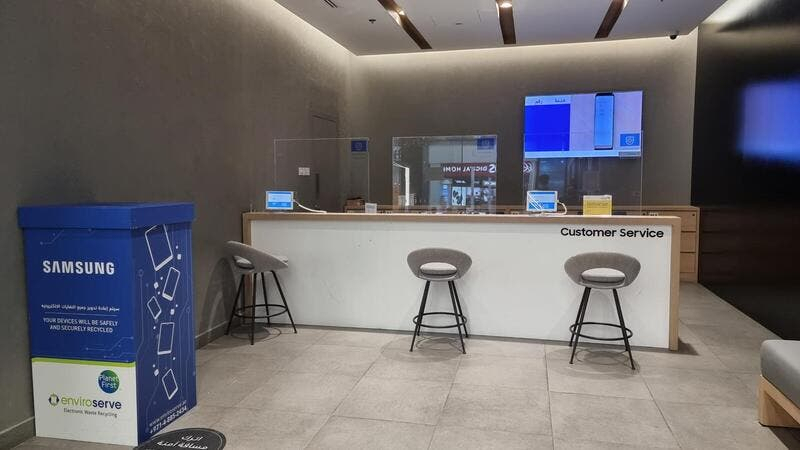 UAE 두바이시에 위치한 삼성전자 서비스센터의 모습. 사진 왼쪽에 IT기기 재활용 수거함이 놓여 있다. [삼성전자 뉴스룸]