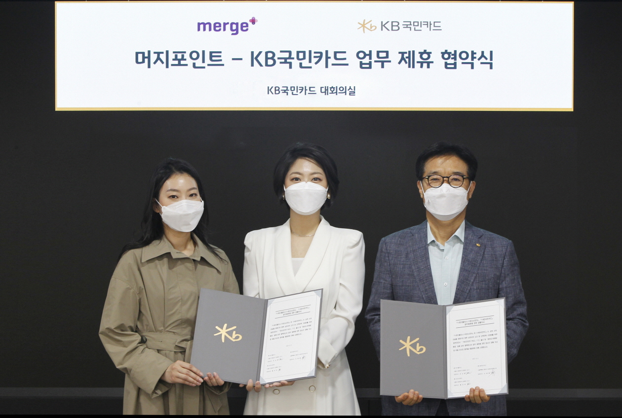 서울 종로구 KB국민카드 본사에서 열린 ‘머지포인트-KB국민카드 업무 제휴 협약식’ 후 이동철 KB국민카드 사장(오른쪽부터), 권남희 머지플러스 대표, 홍성하 머지서포터 대표가 기념 촬영을 하고 있다.