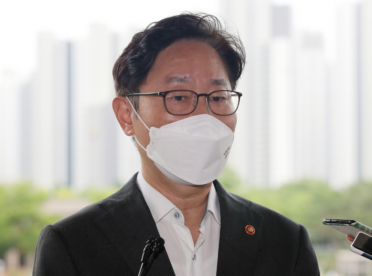 박범계 법무부 장관이 7일 오전 정부과천청사로 출근하며 취재진 질문에 답하고 있다. [연합]