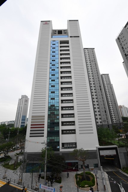 롯데GRS가 7일부터 근무를 시작한 서울 독산동 '금천롯데타워' 전경. [롯데GRS 제공]