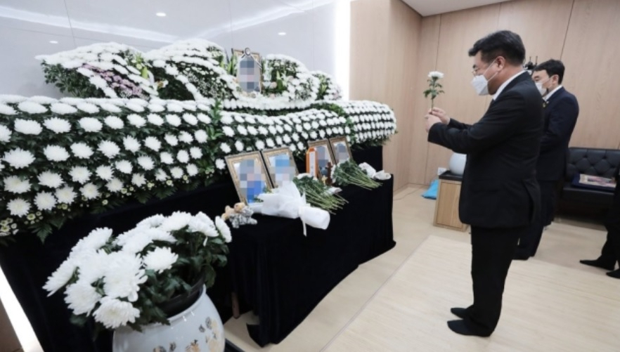 윤호중 더불어민주당 원내대표가 지난 6일 경기 성남시 국군수도병원에 마련된 고(故) 이모 중사의 분향소에서 조문하고 있다.[연합]