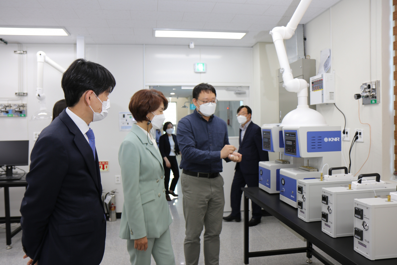 한정애(왼쪽에서 2번째) 환경부장관이 지난 4일 오후 안산시 단원구에 위치한 수도권대기환경청을 방문해 관할 통합사업장의 대기오염도 측정, 분석을 위해 청사 내에 준공된 ‘수도권 통합관리 분석센터’ 내부를 둘러보고 있다. 한 장관은 안세창 청장으로부터 ‘수도권 통합관리 분석센터’ 현황에 대한 설명을 듣고, “수도권 대기환경 개선을 위해 더욱 노력해달라”라고 당부했다. [환경부 제공]