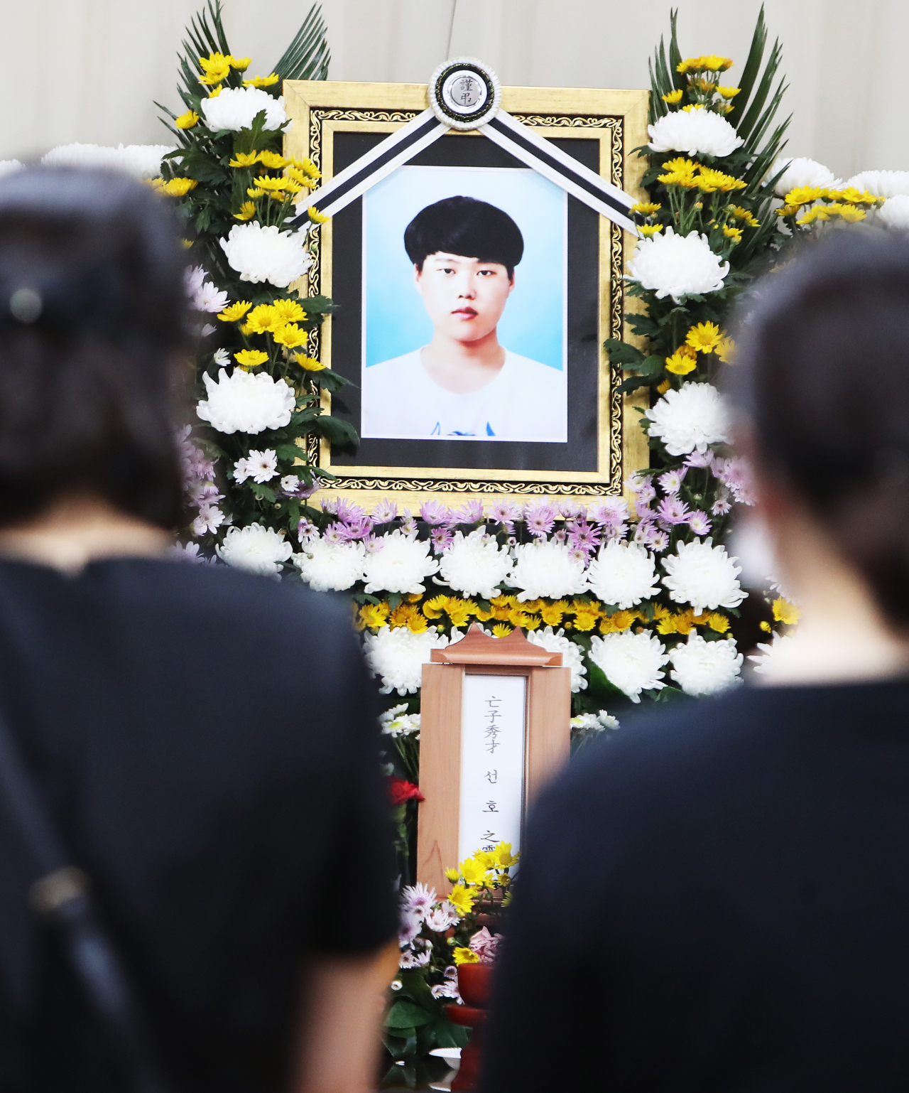 고용노동부는 7일 유사사고의 재발을 막기 위한 해양수산부 등 관계기관 합동 항만 부산, 인천, 여수·광양, 울산, 평택 등 전국 5대에 대한 특별점검을 실시했다. 동방 평택지사 사망사고(재해자 고 이선호)와 관련한 수사의 연장선상이다. 사진은 경기도 평택시 안중백병원 장례식장에서 열린 평택항에서 작업 중 숨진 고(故) 이선호 씨 추모기도회. [연합]
