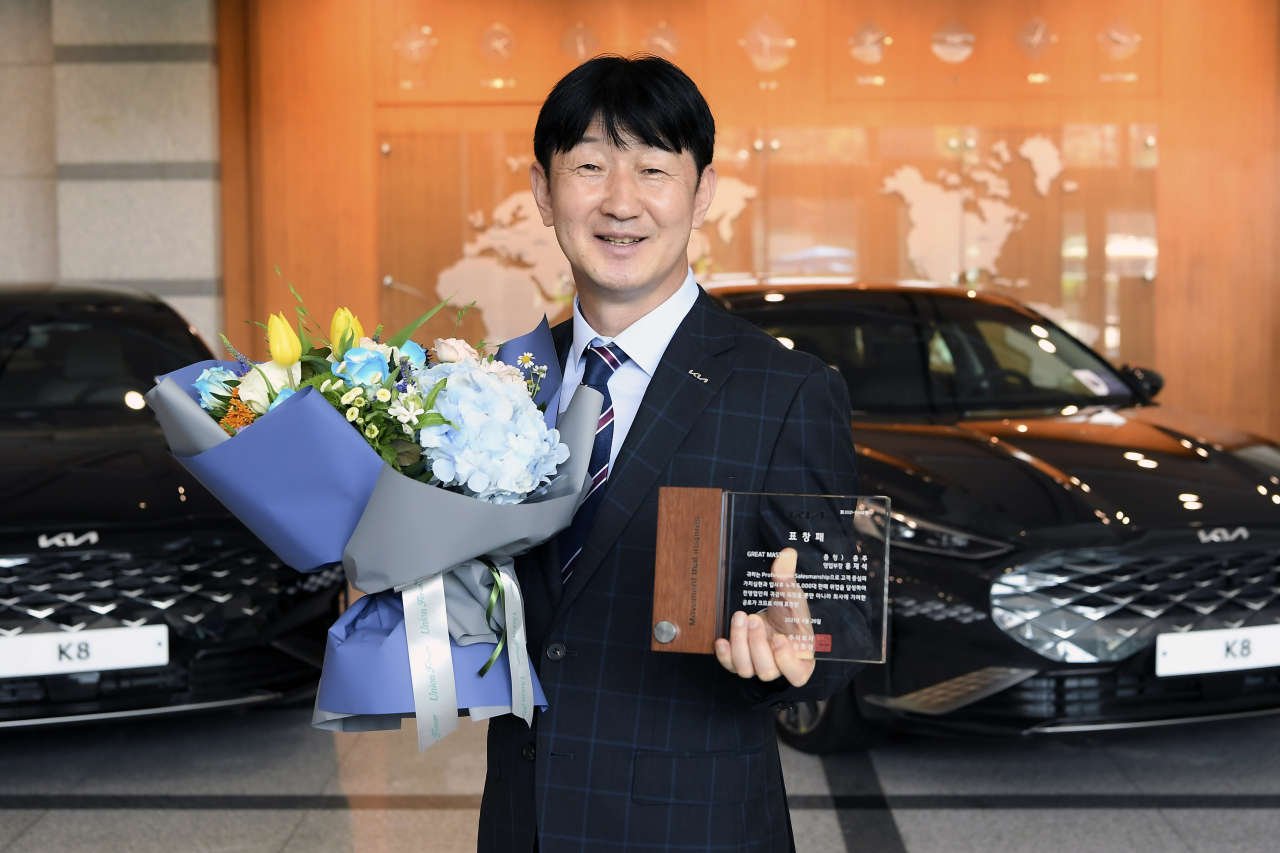 누계 판매 6000대를 돌파해 그레이트 마스트에 오른 충주지점 홍재석 영업부장이 기아 양재사옥에서 기념 촬영을 하고 있다. [기아 제공]